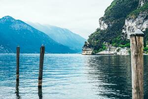 mooi landschap van alpine bergen en Garda meer in riva del Garda in Italië. foto