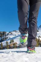 met laarzen en stijgijzers door de sneeuw lopen foto