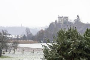 eerste sneeuw op de heuveldorpen. tussen herfst en winter foto