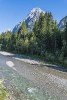 een glimp van het bergstadje Sappada foto