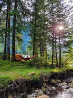 vrouw rust liggend op hangmat op camping foto