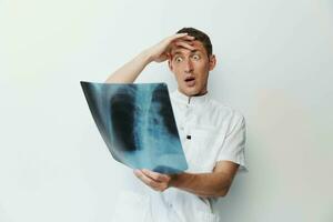 volwassen Mens Gezondheid röntgenstraal radiografie geneeskunde ziekenhuis geduldig Mens arts achtergrond stethoscoop foto