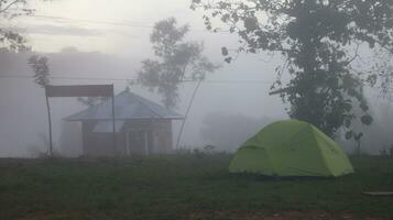 klimmers tent Bij de top van de berg. de atmosfeer van de camping grond Bij de top van monteren arang foto