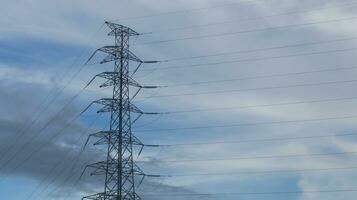 elektriciteit transmissie torens tegen een dramatisch lucht, symboliseert energie, connectiviteit, en technologisch vooruitgang foto