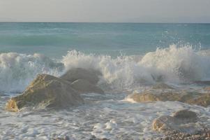 stenen op de achtergrond van de Egeïsche storm op het eiland rhodos in griekenland foto