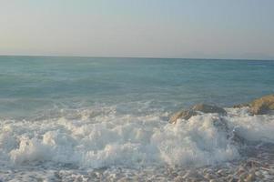 stenen op de achtergrond van de Egeïsche storm op het eiland rhodos in griekenland foto