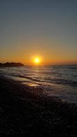 zonsondergang aan de kust van de Egeïsche Zee in Rhodos in Griekenland foto