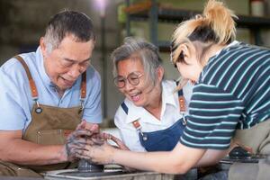 portret van een senior Aziatisch paar aan het doen activiteiten samen in de pottenbakkerij werkplaats. foto