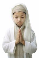ai gegenereerd een jong moslim jongen bidden met wit jurk en hoofddoek foto