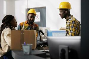 Afrikaanse Amerikaans levering onderhoud arbeiders team bespreken handelswaar verzending beheer Bij teller bureau. allemaal zwart mannen en vrouw magazijn medewerkers registreren klant bestellen pakket Bij ontvangst foto