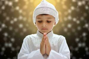 ai gegenereerd een jong jongen bidden in een wit tuniek, omringd door een gouden aura. foto