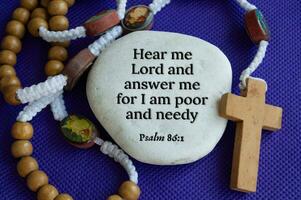 top visie van gebed naar god door christen gelovigen over armoede hoop. Christendom concept foto