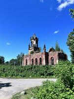 de verlaten kerk in de midden- van de bossen foto