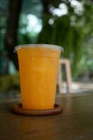 vers oranje sap in een plastic beker. zomer drinken foto