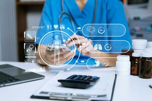 geneeskunde dokter gebruik makend van digitaal tablet en smartphone diagnostiseren virtueel elektronisch medisch Vermelding Aan interface.digitaal gezondheidszorg en netwerk Aan virtueel scherm foto