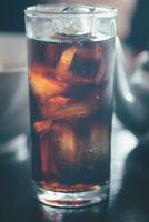 glas van verkoudheid cola zacht drinken met ijs foto