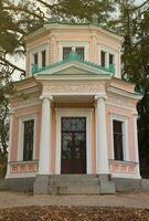 toneel- visie van roze paviljoen Aan eiland van anti-cirkel in sofiyivka park, uman foto