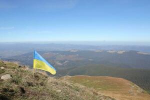 oekraïens vlag Aan top van hoverla berg in Oekraïne foto