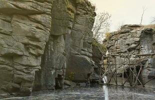 graniet rotsen van bukski Ravijn met de girskyi tikych rivier. pittoreske landschap en mooi plaats in Oekraïne foto