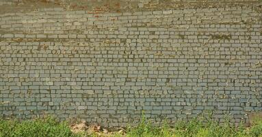 de structuur van de muur van wit steen, versterkt met zorgeloos en slordig lagen van Mortier foto