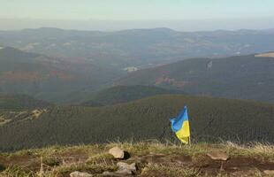 oekraïens vlag Aan top van hoverla berg in Oekraïne foto