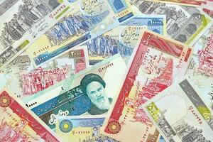 groot stapel van Iraans rial irr bankbiljetten van ik rende net zo de achtergrond Aan vlak oppervlakte foto