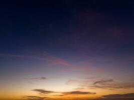 horizon panorama en dramatisch schemering lucht en wolk zonsondergang achtergrond. natuurlijk lucht achtergrond textuur, mooi kleur. foto