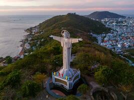 antenne visie van vung tau stad, Vietnam, panoramisch visie van de vredig en mooi kust- stad achter de standbeeld van Christus de koning staand Aan monteren nho in vung tau stad. foto