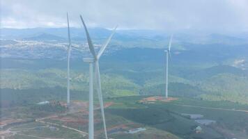 mooi landschap in de ochtend- Bij cau dat, da lat stad, lam dong provincie. wind macht Aan thee heuvel, ochtend- landschap Aan de heuvel van thee geplant foto