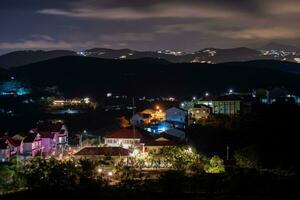 mooi landschap in de ochtend- Bij cau dat, da lat stad, lam dong provincie. wind macht Aan thee heuvel, ochtend- landschap Aan de heuvel van thee geplant foto