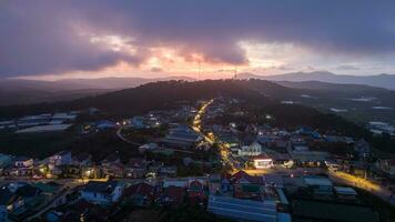 mooi landschap in de ochtend- Bij cau dat, da lat stad, lam dong provincie. wind macht Aan thee heuvel, ochtend- landschap Aan de heuvel van thee geplant foto