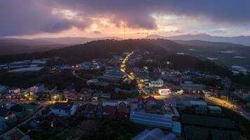 mooi landschap in de ochtend- Bij cau dat, da lat stad, lam dong provincie. wind macht Aan thee heuvel, ochtend- landschap Aan de heuvel van thee geplant foto