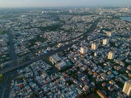 panoramisch visie van Saigon, Vietnam van bovenstaand Bij ho chi minh de stad centraal bedrijf wijk. stadsgezicht en veel gebouwen, lokaal huizen, bruggen, rivieren foto