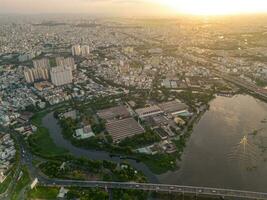 panoramisch visie van Saigon, Vietnam van bovenstaand Bij ho chi minh de stad centraal bedrijf wijk. stadsgezicht en veel gebouwen, lokaal huizen, bruggen, rivieren foto