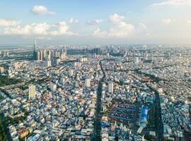 panoramisch visie van Saigon, Vietnam van bovenstaand Bij ho chi minh de stad centraal bedrijf wijk. stadsgezicht en veel gebouwen, lokaal huizen, bruggen, rivieren foto