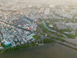 panoramisch visie van Saigon, Vietnam van bovenstaand Bij ho chi minh de stad centraal bedrijf wijk. stadsgezicht en veel gebouwen, lokaal huizen, bruggen, rivieren foto