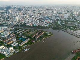 panoramisch visie van Saigon, Vietnam van bovenstaand Bij ho chi minh de stad centraal bedrijf wijk. stadsgezicht en veel gebouwen, lokaal huizen, bruggen, rivieren foto