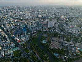 panoramisch visie van Saigon, Vietnam van bovenstaand Bij ho chi minh de stad centraal bedrijf wijk. stadsgezicht en veel gebouwen, lokaal huizen, bruggen, rivieren foto