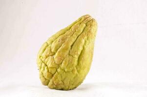 een rijp groen chayote Aan een wit achtergrond foto