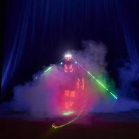 lasershow performance, dansers in led pakken met led lamp, zeer mooie nachtclub performance, party foto