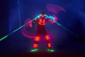 lasershow performance, dansers in led pakken met led lamp, zeer mooie nachtclub performance, party foto