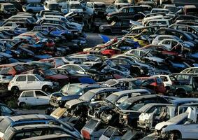 een groot groep van auto's in een parkeren veel foto