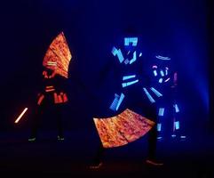 lasershow performance, dansers in led pakken met led lamp, zeer mooie nachtclub performance, party foto