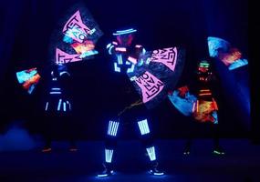 lasershow performance, dansers in led pakken met led lamp, zeer mooie nachtclub performance, party foto