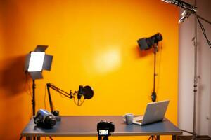 professioneel podcast en vloggen opstelling in studio met geel achtergrond. foto