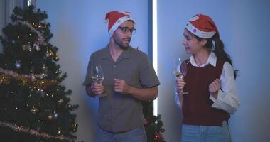 portret van jong paar in liefde gedanst blij en drinken Champagne in een kerstversierd huis, vieren Kerstmis en nieuw jaar. geliefden hebben moment romantisch en gelukkig samen foto