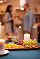 dichtbij omhoog van druiven en mengen van kaas Aan houten bord gedurende paar romantisch diner. foto