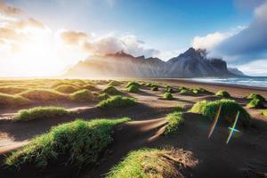 fantastisch ten westen van de bergen en vulkanische lavazandduinen op het strand Stokksness, IJsland. kleurrijke zomerochtend ijsland, europa foto