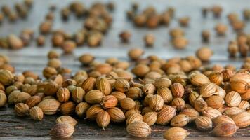 macro fotografie van koriander zaad Aan houten tafel foto