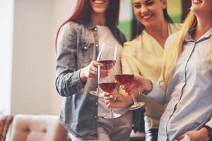 foto presenteren gelukkige groep vrienden met rode wijn